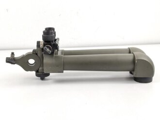 Scherenfernrohr S.F. 14 Z, mit deutscher Heereseinteilung H/ 6400. Überlackiertes Stück, anstelle des Herstellers ist hier "C.Z. 8 B" markiert, C.Z. für Carl Zeiss ? . Klare Durchsicht, rechts ein Gitternetz verbaut.