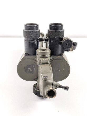 Scherenfernrohr S.F. 14 Z, mit deutscher Heereseinteilung H/ 6400. Überlackiertes Stück, anstelle des Herstellers ist hier "C.Z. 8 B" markiert, C.Z. für Carl Zeiss ? . Klare Durchsicht, rechts ein Gitternetz verbaut.