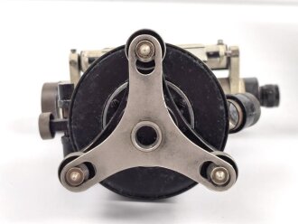 Nivelliergerät von Carl Zeiss Jena. Meiner Meinung nach zivile Ausführung. Bei der Durchsicht ist nur ein Fadenkreuz erkennbar. Im Transportkasten samt diversem Zubehör