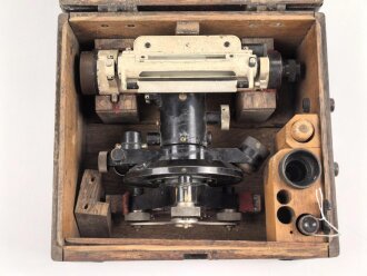 Nivelliergerät von Carl Zeiss Jena. Meiner Meinung nach zivile Ausführung. Bei der Durchsicht ist nur ein Fadenkreuz erkennbar. Im Transportkasten samt diversem Zubehör