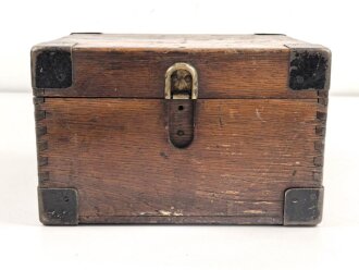 Nivelliergerät von Carl Zeiss Jena. Meiner Meinung nach zivile Ausführung. Bei der Durchsicht ist nur ein Fadenkreuz erkennbar. Im Transportkasten samt diversem Zubehör