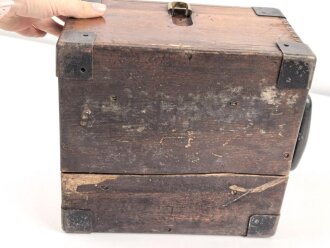 Nivelliergerät von Carl Zeiss Jena. Meiner Meinung nach zivile Ausführung. Bei der Durchsicht ist nur ein Fadenkreuz erkennbar. Im Transportkasten samt diversem Zubehör