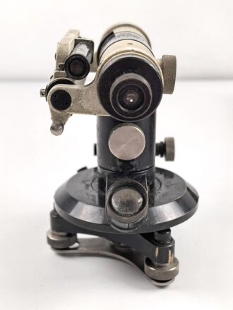 Nivelliergerät von Carl Zeiss Jena. Meiner Meinung nach zivile Ausführung. Bei der Durchsicht ist nur ein Fadenkreuz erkennbar. Im Transportkasten samt diversem Zubehör