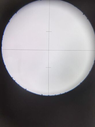 Nivelliergerät von Carl Zeiss Jena. Meiner Meinung nach zivile Ausführung. Bei der Durchsicht ist nur ein Fadenkreuz erkennbar. Im Transportkasten samt diversem Zubehör
