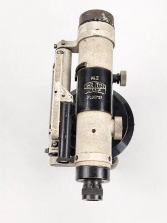 Nivelliergerät von Carl Zeiss Jena. Meiner Meinung nach zivile Ausführung. Bei der Durchsicht ist nur ein Fadenkreuz erkennbar. Im Transportkasten samt diversem Zubehör