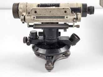 Nivelliergerät von Carl Zeiss Jena. Meiner Meinung nach zivile Ausführung. Bei der Durchsicht ist nur ein Fadenkreuz erkennbar. Im Transportkasten samt diversem Zubehör