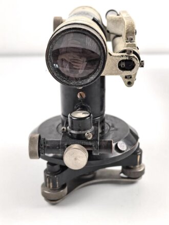 Nivelliergerät von Carl Zeiss Jena. Meiner Meinung nach zivile Ausführung. Bei der Durchsicht ist nur ein Fadenkreuz erkennbar. Im Transportkasten samt diversem Zubehör