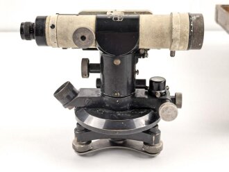 Nivelliergerät von Carl Zeiss Jena. Meiner Meinung nach zivile Ausführung. Bei der Durchsicht ist nur ein Fadenkreuz erkennbar. Im Transportkasten samt diversem Zubehör