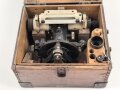 Nivelliergerät von Carl Zeiss Jena. Meiner Meinung nach zivile Ausführung. Bei der Durchsicht ist nur ein Fadenkreuz erkennbar. Im Transportkasten samt diversem Zubehör