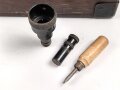 Nivelliergerät von Carl Zeiss Jena. Meiner Meinung nach zivile Ausführung. Bei der Durchsicht ist nur ein Fadenkreuz erkennbar. Im Transportkasten samt diversem Zubehör