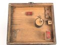Nivelliergerät von Carl Zeiss Jena. Meiner Meinung nach zivile Ausführung. Bei der Durchsicht ist nur ein Fadenkreuz erkennbar. Im Transportkasten samt diversem Zubehör