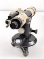 Nivelliergerät von Carl Zeiss Jena. Meiner Meinung nach zivile Ausführung. Bei der Durchsicht ist nur ein Fadenkreuz erkennbar. Im Transportkasten samt diversem Zubehör