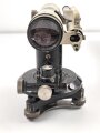Nivelliergerät von Carl Zeiss Jena. Meiner Meinung nach zivile Ausführung. Bei der Durchsicht ist nur ein Fadenkreuz erkennbar. Im Transportkasten samt diversem Zubehör