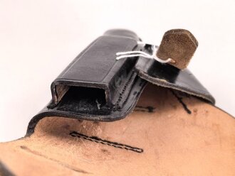 Pistolentasche schwarzes Leder. Keine Markierungen, Alter und Herkunft unbekannt, Höhe auf der Magazinseite gemessen 18cm