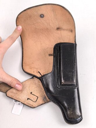 Pistolentasche schwarzes Leder. Keine Markierungen, Alter und Herkunft unbekannt, Höhe auf der Magazinseite gemessen 18cm