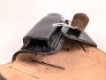 Pistolentasche schwarzes Leder. Keine Markierungen, Alter und Herkunft unbekannt, Höhe auf der Magazinseite gemessen 18cm
