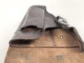 Pistolentasche geschwärztes Leder. Keine Markierungen, Alter und Herkunft unbekannt, Höhe auf der Magazinseite gemessen 19cm