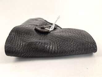 Pistolentasche schwarzes Leder. Keine Markierungen, Alter und Herkunft unbekannt, Höhe auf der Magazinseite gemessen 17,5cm