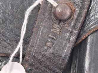 Pistolentasche schwarzes Leder. Keine Markierungen, Alter und Herkunft unbekannt, Höhe auf der Magazinseite gemessen 17,5cm
