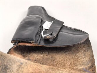 Pistolentasche schwarzes Leder. Keine Markierungen, Alter und Herkunft unbekannt, Höhe auf der Magazinseite gemessen 20cm