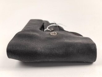 Pistolentasche schwarzes Leder. Keine Markierungen, Alter und Herkunft unbekannt, Höhe auf der Magazinseite gemessen 18,5cm