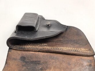 Pistolentasche schwarzes Leder. Keine Markierungen, Alter und Herkunft unbekannt, Höhe auf der Magazinseite gemessen 18,5cm