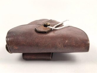 Pistolentasche braunes Leder. Keine Markierungen, Alter und Herkunft unbekannt, Höhe auf der Magazinseite gemessen 12,5m