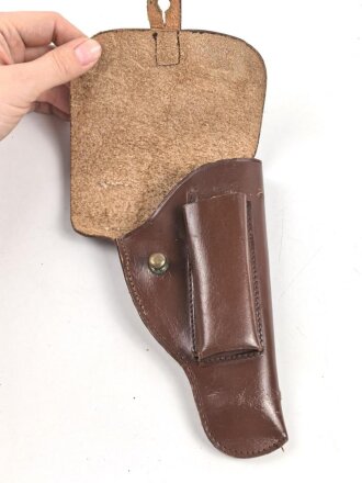 Pistolentasche braunes Leder. Keine Markierungen, Alter und Herkunft unbekannt, Höhe auf der Magazinseite gemessen 17cm
