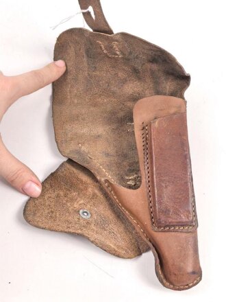 Pistolentasche Wehrmacht oder Polizei, braunes Leder,  Höhe an der Seite der Magazintsche gemessen 17,5cm