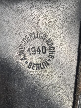 Pistolentasche Wehrmacht oder Polizei, geschwärtzes Leder, datiert 1940.  Höhe an der Seite der Magazintsche gemessen 18cm