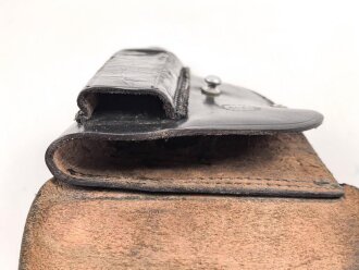 Pistolentasche Wehrmacht oder Polizei, geschwärtzes Leder, datiert 1940.  Höhe an der Seite der Magazintsche gemessen 18cm