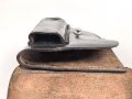 Pistolentasche Wehrmacht oder Polizei, geschwärtzes Leder, datiert 1940.  Höhe an der Seite der Magazintsche gemessen 18cm