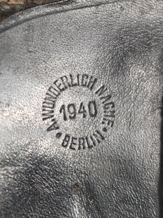 Pistolentasche Wehrmacht oder Polizei, geschwärztes Leder, datiert 1940.  Höhe an der Seite der Magazintsche gemessen 18cm, Lederschlaufe defekt