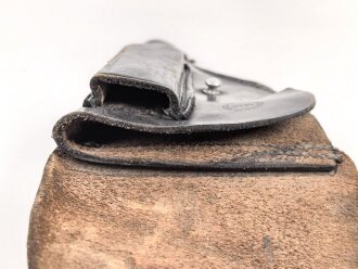 Pistolentasche Wehrmacht oder Polizei, geschwärztes Leder, datiert 1940.  Höhe an der Seite der Magazintsche gemessen 18cm, Lederschlaufe defekt