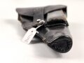Pistolentasche Wehrmacht oder Polizei, geschwärztes Leder, datiert 1940.  Höhe an der Seite der Magazintsche gemessen 18cm, Lederschlaufe defekt