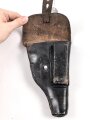 Pistolentasche Wehrmacht oder Polizei, geschwärztes Leder, datiert 1940.  Höhe an der Seite der Magazintsche gemessen 18cm, Lederschlaufe defekt