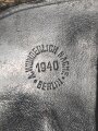 Pistolentasche Wehrmacht oder Polizei, geschwärztes Leder, datiert 1940.  Höhe an der Seite der Magazintsche gemessen 18cm, Lederschlaufe defekt
