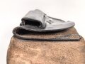 Pistolentasche Wehrmacht oder Polizei, geschwärztes Leder, datiert 1940.  Höhe an der Seite der Magazintsche gemessen 18cm, Lederschlaufe defekt