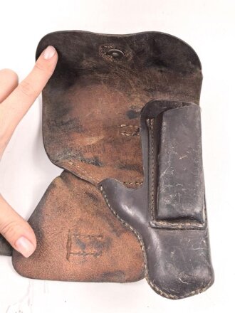 Pistolentasche Wehrmacht oder Polizei, dunkelbraunes Leder,  Höhe an der Seite der Magazintsche gemessen 16,5cm
