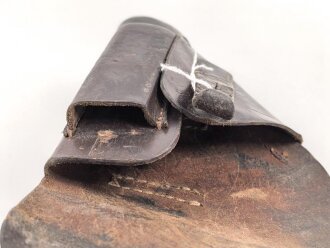 Pistolentasche Wehrmacht oder Polizei, dunkelbraunes Leder,  Höhe an der Seite der Magazintsche gemessen 16,5cm