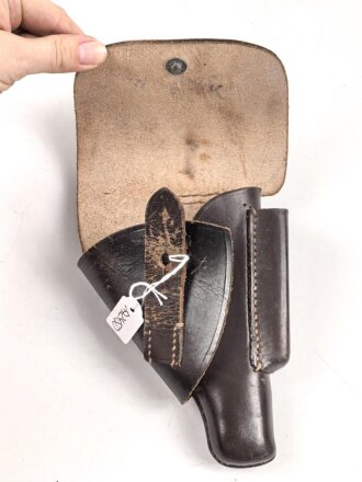 Pistolentasche Wehrmacht oder Polizei, braunes Leder,  Höhe an der Seite der Magazintasche gemessen 16cm