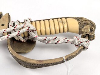 Kaiserliche Marine, Säbel  für Offiziere mit Peitschengehänge und Portepee. Neuzeitliche Fertigung . Gebraucht, Scheide leicht verzogen, die Arretierung oben greift nicht.