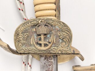 Kaiserliche Marine, Säbel  für Offiziere mit Peitschengehänge und Portepee. Neuzeitliche Fertigung . Gebraucht, Scheide leicht verzogen, die Arretierung oben greift nicht.