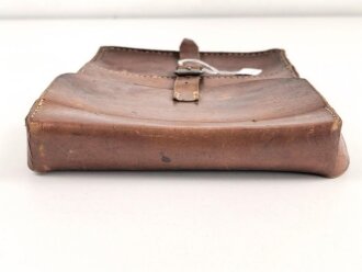 1. Weltkrieg, Kartentasche ungeschwärztes Leder, datiert 1915, die Koppelschlaufen abgetrennt.