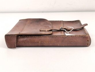 1. Weltkrieg, Kartentasche ungeschwärztes Leder, datiert 1915, die Koppelschlaufen abgetrennt.