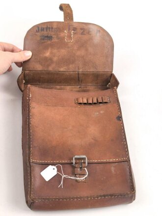 1. Weltkrieg, Kartentasche ungeschwärztes Leder, datiert 1915, die Koppelschlaufen abgetrennt.