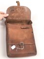 1. Weltkrieg, Kartentasche ungeschwärztes Leder, datiert 1915, die Koppelschlaufen abgetrennt.