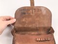 1. Weltkrieg, Kartentasche ungeschwärztes Leder, datiert 1915, die Koppelschlaufen abgetrennt.