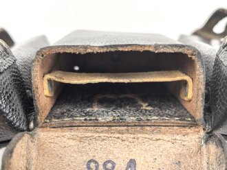 Patronentasche zum K98 Wehrmacht ( für 6 Ladestreifen) . Mit Reichsbetriebsnummer, die Koppelschlaufen neuzeitlich modifiziert