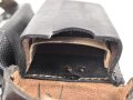 Patronentasche zum K98 Wehrmacht ( für 6 Ladestreifen) . Mit Reichsbetriebsnummer, die Koppelschlaufen neuzeitlich modifiziert